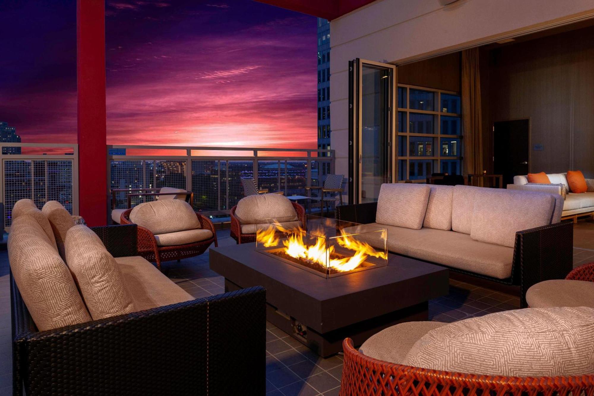 Courtyard By Marriott Dallas Downtown/Reunion District Exteriér fotografie